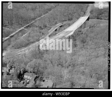 Luftaufnahme von CABIN JOHN PARKWAY UND CLARA BARTON PARKWAY INTERCHANGE BLICK NACH WESTEN. - George Washington Memorial Parkway, entlang der Potomac River von McLean nach Mount Vernon, VA, Mount Vernon, Fairfax County, VA Luftaufnahme der Clara Barton Parkway Kreuzung Cabin John Creek, in der Nähe der Kabine John, Maryland. Die Unterführung ist die Kabine John Parkway, der verbindet die Clara Barton links unten. In der linken oberen Ecke ist der Chesapeake and Ohio Canal. Hinweis: Die George Washington Memorial Parkway Etikettierung in dieser Fotoserie ist für Bibliothek des Kongresses Katalogisierung zur Verfügung gestellt, aber dieses Foto de Stockfoto