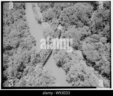 Luftbild der Altstadt von Baltimore und Ohio RAILROAD BRIDGE am südlichen Ende von Clara Barton Parkway nach Nordwesten. - George Washington Memorial Parkway, entlang der Potomac River von McLean nach Mount Vernon, VA, Mount Vernon, Fairfax County, VA Luftaufnahme des ehemaligen Baltimore und Ohio Railroad bridge crossing Canal Road und der Chesapeake und Ohio Canal in Washington, D.C., in der Nähe der Pennsylvania Avenue, N.W. Allgemein die Michigan Avenue Bridge genannt. (Titel des Foto ist fehlerhaft. Als Teil des Fotos Umfrage der angrenzenden George Washington Memorial Parkway (GWMP).) Stockfoto