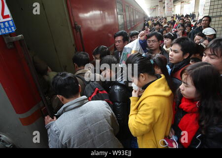 Eine Masse von chinesische Passagiere auf ihrem Weg zurück zum Frühlingsfest oder das Chinesische Neue Jahr Warteschlange bis zu einen Zug an der Changsha Railway Stat Stockfoto