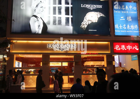 ---- Chinese Fußgänger vorbei an eine Filiale von Longines, eine Marke unter der Swatch Group, in Peking, China, 3. November 2011. Der weltgrößte Stockfoto