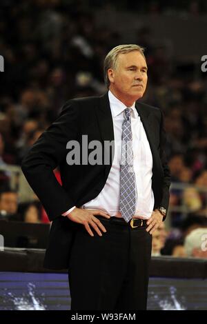 Head Coach Mike DAntoni der Los Angeles Lakers Uhren bei einem 2013-2014 NBA preseason Spiel zwischen LA Lakers und Golden State Warriors in Peking, Ch Stockfoto