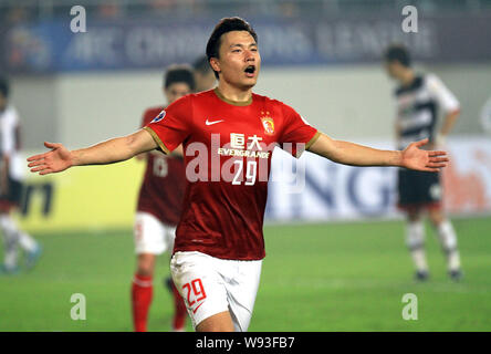 Gao Lin China Guangzhou Evergrande feiert, nachdem er ein Ziel gegen Thailands Muangthong United in ihrer Gruppe F entsprechen der 2013 AFC Cham Stockfoto