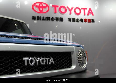 ---- Ein Auto ist mit einem Stand von TOYOTA während der Internationalen angezeigt importiert Auto Expo in Peking, China, 2. November 2011. Nissan Motor C Stockfoto