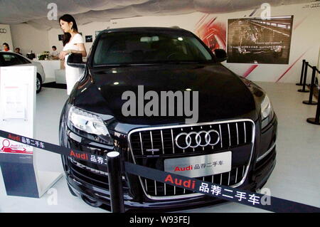 ---- Ein Modell stellt mit einem Gebrauchten eingeführten Audi Q7 bei einem Auto Show in Tianjin, China, 30. April 2013. China anti-trust haben die Regulierungsbehörden. Stockfoto