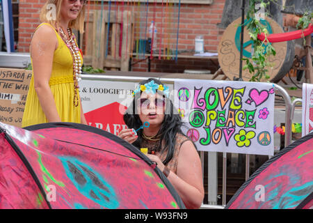 Sint Gillis Waas, Belgien, 3. August 2019, merken Woodstock Festival, Liebe, Frieden und Verständigung. Mädchen bläst Seifenblasen auf dem Festival Stockfoto