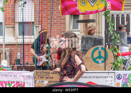 Sint Gillis Waas, Belgien, 3. August 2019, merken Woodstock Festival, Liebe, Frieden und Verständigung. Junges Mädchen mit Blumen im Haar Stockfoto