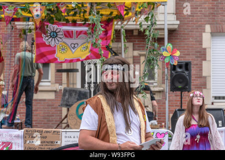 Sint Gillis Waas, Belgien, 3. August 2019, merken Woodstock Festival, Liebe, Frieden und Verständigung. Die Hippie-bewegung. Hippie mit der Inscriptio Stockfoto