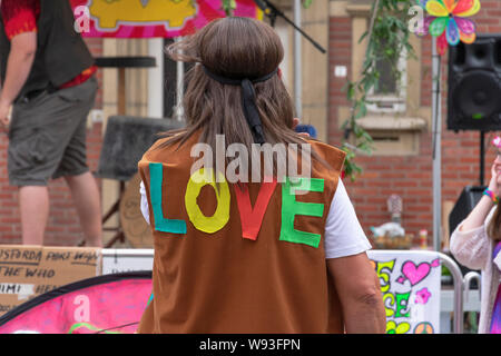 Sint Gillis Waas, Belgien, 3. August 2019, merken Woodstock Festival, Liebe, Frieden und Verständigung. Die Hippie-bewegung. Hippie mit der Liebe inscr Stockfoto