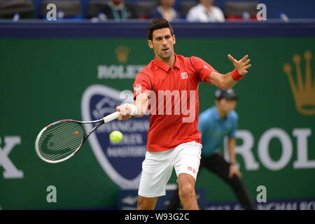 Serbias Novak Djokovic gibt den Ball bei einem Match gegen den Spanier Marcel Granollers für das Shanghai Masters Tennis Turnier am Qizhong Fore Stockfoto