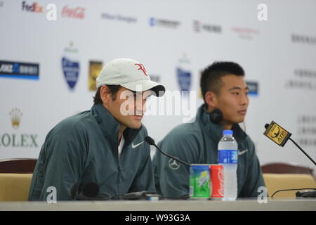 Roger Federer von der Schweiz, Links, und Zhang Ze Chinas sind dargestellt, während einer Pressekonferenz, nachdem Sie Beated Kevin Anderson und Dmitry Tursunov Stockfoto