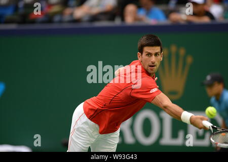 Serbias Novak Djokovic gibt den Ball bei einem Match gegen den Spanier Marcel Granollers für das Shanghai Masters Tennis Turnier am Qizhong Fore Stockfoto