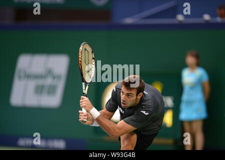 Spains Marcel Granollers gibt den Ball bei einem Match gegen Serbias Novak Djokovic für das Shanghai Masters Tennis Turnier am Qizhong Fore Stockfoto
