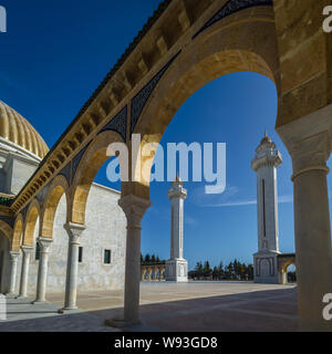 Spalten und Minarett der Mausoleum des ersten Präsidenten der Tunesien - Habib Bourguiba, in Monastir, Tunesien. Stockfoto