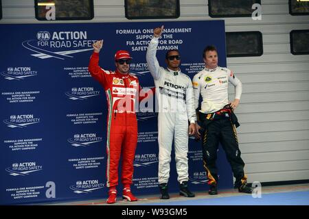 (Von links) Spanisch F1-Pilot Fernando Alonso von Ferrari, F1-Pilot Lewis Hamilton von Mercedes und der finnische Formel 1-Pilot Kimi Räikkönen von Lotus w Stockfoto