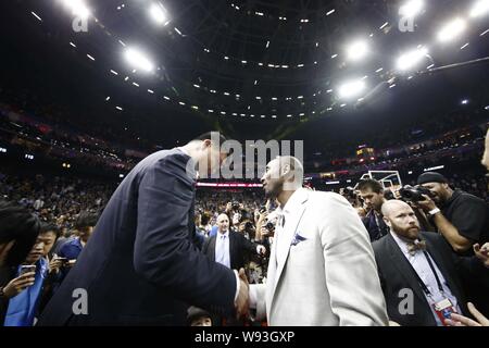 Kobe Bryant der Los Angeles Lakers, Mitte rechts, grüßt pensionierte Chinesischen Basketball Superstar Yao Ming, Mitte links, vor einer 2013-2014 NBA preseason Stockfoto