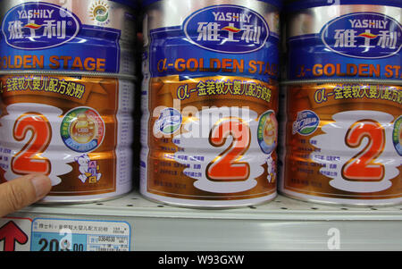 ---- Ein chinesischer Kunde kauft Kartons von Yashily Milchpulver in einem Supermarkt in Nantong, China Jiangsu Provinz, 23. Februar 2013. China t Stockfoto