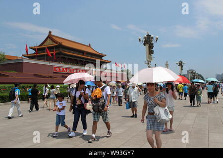 ---- Touristen besuchen Sie den Platz des Himmlischen Friedens in Peking, China, 12. Juli 2012. Eine neue Generation von chinesischen Touristen tankt robustes Wachstum für den Zählimpuls Stockfoto
