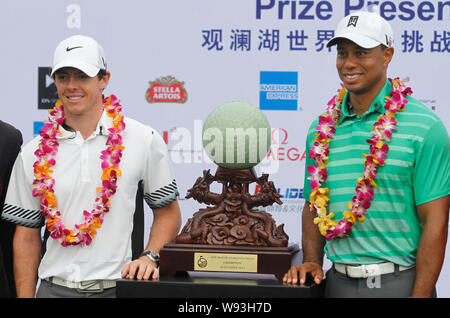 Rory McIlroy von Nordirland, Links, und Tiger Woods der Vereinigten Staaten stellen mit dem Champion Trophäe bei der Verleihung des Gleichen bei Missi Stockfoto