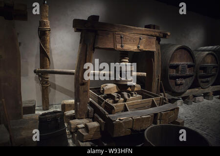 Alte hölzerne Weinpresse (1694) Auf der Anzeige im Unterlinden Museum (Musée Unterlinden in Colmar, Elsass, Frankreich. Stockfoto