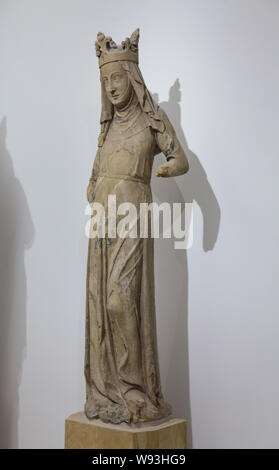 Saint Helena die Kaiserin. Gotische Statue von um 1350 datiert, Oberrhein, Colmar, ursprünglich aus der Stiftskirche Saint-Martin de Colmar, nun im Unterlinden Museum (Musée Unterlinden in Colmar, Elsass, Frankreich. Stockfoto