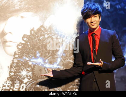 Singaporean Sänger JJ Lin stellt auf einer Pressekonferenz für sein Konzert in Peking, China, 1. Juli 2013. Stockfoto