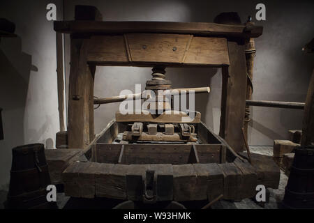 Alte hölzerne Weinpresse (1687) Auf der Anzeige im Unterlinden Museum (Musée Unterlinden in Colmar, Elsass, Frankreich. Stockfoto