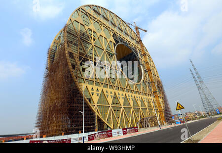 Die Münze-förmige Guangzhou Yuan Tower, buchstäblich Guangzhou runder Turm, ist im Bau am Ufer des Pearl River in Guangzhou City, South C Stockfoto