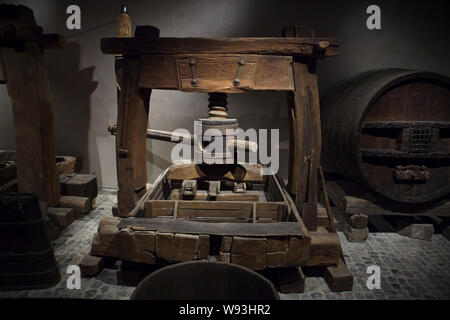 Alte hölzerne Weinpresse (1694) Auf der Anzeige im Unterlinden Museum (Musée Unterlinden in Colmar, Elsass, Frankreich. Stockfoto