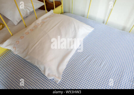 Möbel details der alten und saubere Betten mit Kissen, Teil der alten Vintage Style Haushalt Zimmer. Stockfoto