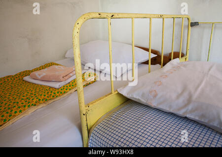 Möbel details der alten und saubere Betten mit Kissen, Teil der alten Vintage Style Haushalt Zimmer. Stockfoto