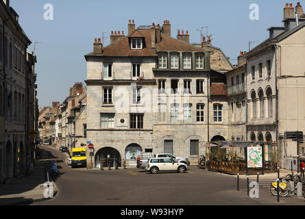 Geburtsort der Brüder Lumière in Besançon, Frankreich. Die Erfinder des bewegten Bildes Auguste und Louis Lumière wurden in diesem Haus auf der Ecke der Grande Rue und Place Victor Hugo geboren. Stockfoto