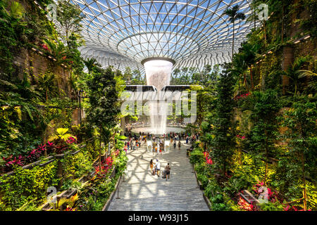 Singapur - Juni 11, 2019: Jewel Changi Airport ist eine gemischte Entwicklung am Flughafen Changi in Singapur, im April 2019 eröffnet. Stockfoto