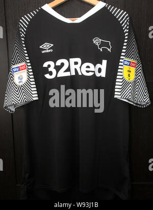 Derby County FC offizielle Replica Kit mit dem Wayne Rooney Nummer 32 Shirt mit Sponsoren 32 Rot. Auch Skybet Meisterschaft Logos. Stockfoto