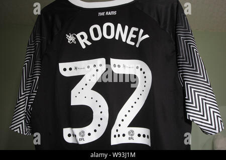 Derby County FC offizielle Replica Kit mit dem Wayne Rooney Nummer 32 Shirt mit Sponsoren 32 Rot. Auch Skybet Meisterschaft Logos. Stockfoto