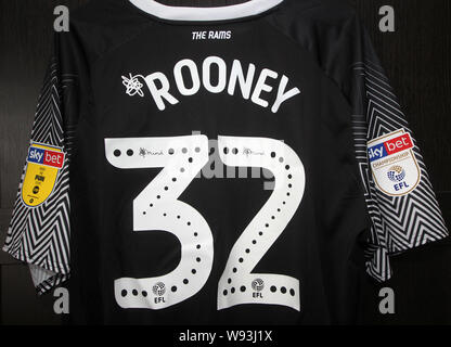 Derby County FC offizielle Replica Kit mit dem Wayne Rooney Nummer 32 Shirt mit Sponsoren 32 Rot. Auch Skybet Meisterschaft Logos. Stockfoto