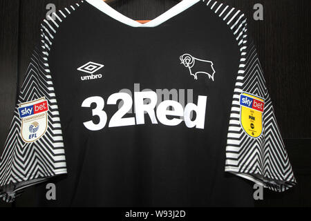 Derby County FC offizielle Replica Kit mit dem Wayne Rooney Nummer 32 Shirt mit Sponsoren 32 Rot. Auch Skybet Meisterschaft Logos. Stockfoto