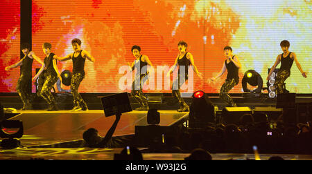 Mitglieder der Koreanischen pop Boy Group Unendliche führen Sie bei ihrem Konzert in Taipei, Taiwan, 13. Oktober 2013. Stockfoto