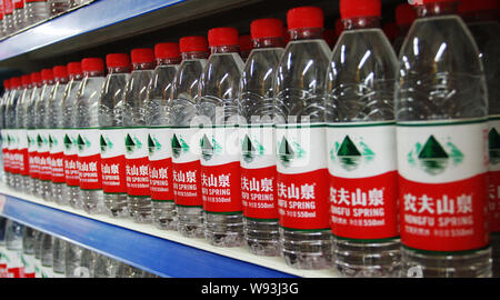 ------ Flaschen Nongfu Quellwasser sind für den Verkauf in einem Supermarkt in Sanmenxia angezeigt, Zentrale China Provinz Henan, 7. Mai 2013. Autolöscher Nongfu Stockfoto