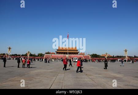 Touristen besuchen Sie den Platz des Himmlischen Friedens in Peking, China, 12. November 2013. Stockfoto