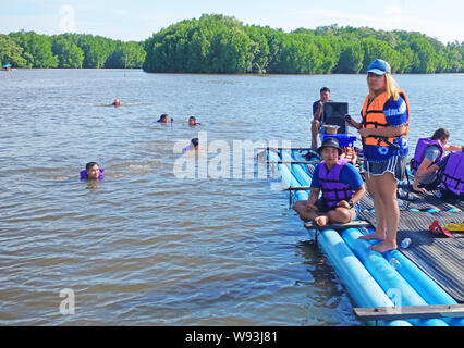 CHANTABURI, LAEM SING, THAILAND - 26 Juli 2019 Touristen schwimmend auf PVC-Rohr floss in den See von Laem Sing Stockfoto