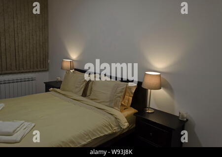 Schlafzimmer in frisch renovierte Wohnung in Kazanlak, Bulgarien Stockfoto