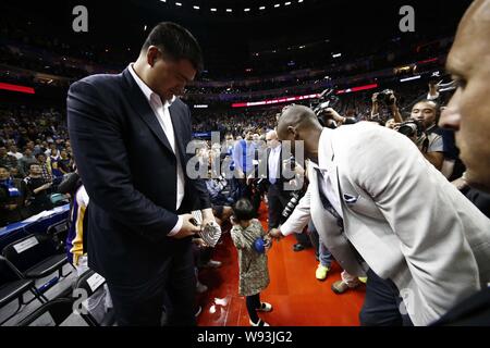 Kobe Bryant der Los Angeles Lakers, rechts, grüßt die Tochter des pensionierten Chinesischen Basketball Superstar Yao Ming, Links, vor einer 2013-2014 NBA preseas Stockfoto
