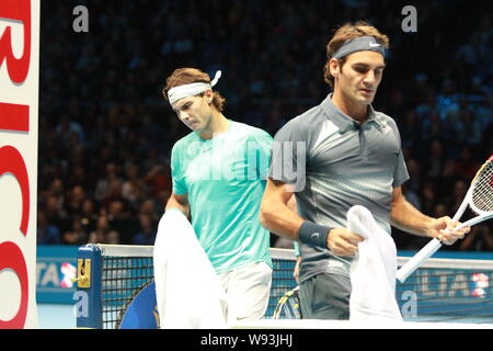 Roger Federer von der Schweiz, Front, und Rafael Nadal aus Spanien sind während der Mens Singles im Halbfinale von 2013 ATP World Tour Finale in Stockfoto