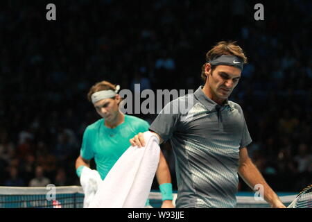 Roger Federer von der Schweiz, Front, und Rafael Nadal aus Spanien sind während der Mens Singles im Halbfinale von 2013 ATP World Tour Finale in Stockfoto