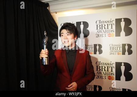 ------ Chinesische Pianist Lang Lang wirft mit seiner Trophäe, nachdem er die Klassische BRIT Awards in der Royal Albert Hall in London, UK, 2. Oktober 2013. Stockfoto