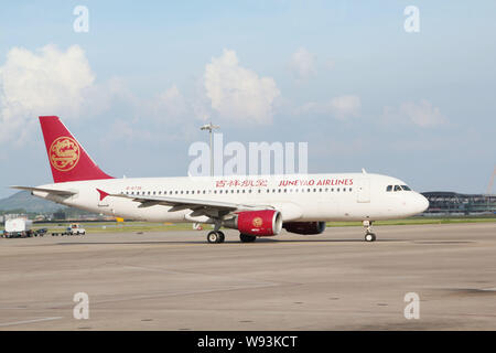 ---- Ein Flugzeug von Juneyao Airlines am Flughafen Nanning Wuxu in Nanning, Southwest China Guangxi Zhuang autonomen Reg Stockfoto