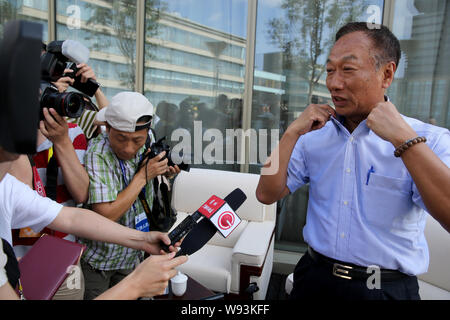 --FILE - Terry Gou, Vorstandsvorsitzender der Hon Hai Precision Industry Co., Ltd. und die Foxconn Technology Group, ist während einer Pressekonferenz in Guiyang interviewt, Stockfoto