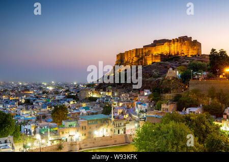 Die blaue Stadt und Mehrangarh Fort in Jodhpur in der Nacht. Rajasthan, Indien Stockfoto