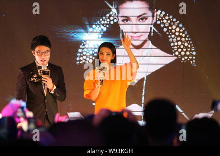 Chinesische Schauspielerin Li Bingbing, rechts, Wellen bei einer Werbeveranstaltung für Eigenschaften in Qingdao, Provinz Shandong, China vom 6. Juli 2013. Stockfoto