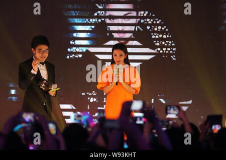 Chinesische Schauspielerin Li Bingbing, rechts, spricht bei einer Werbeveranstaltung für Eigenschaften in Qingdao, Provinz Shandong, China vom 6. Juli 2013. Stockfoto